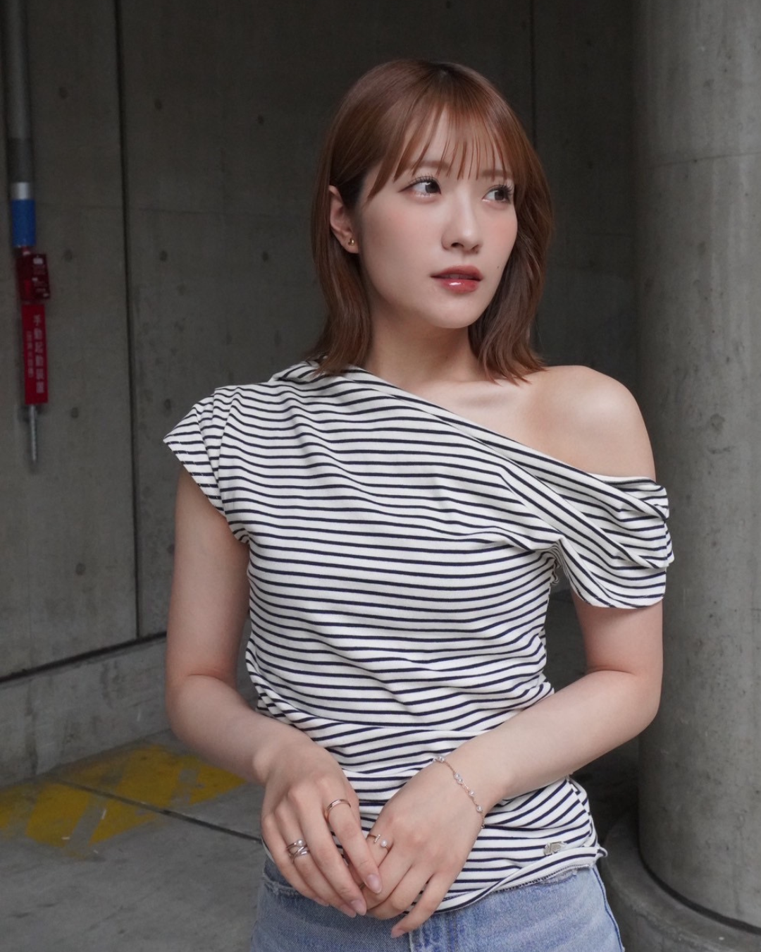 オフショルダーデザインボーダーTシャツ
