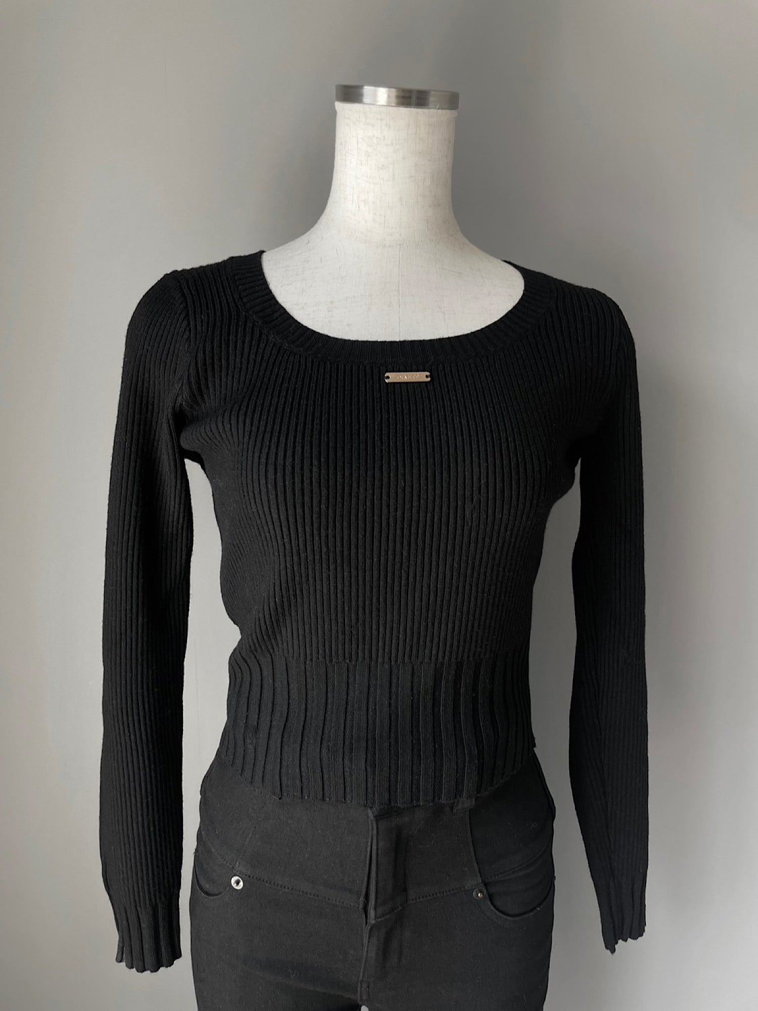 Initial plate rib knit tops