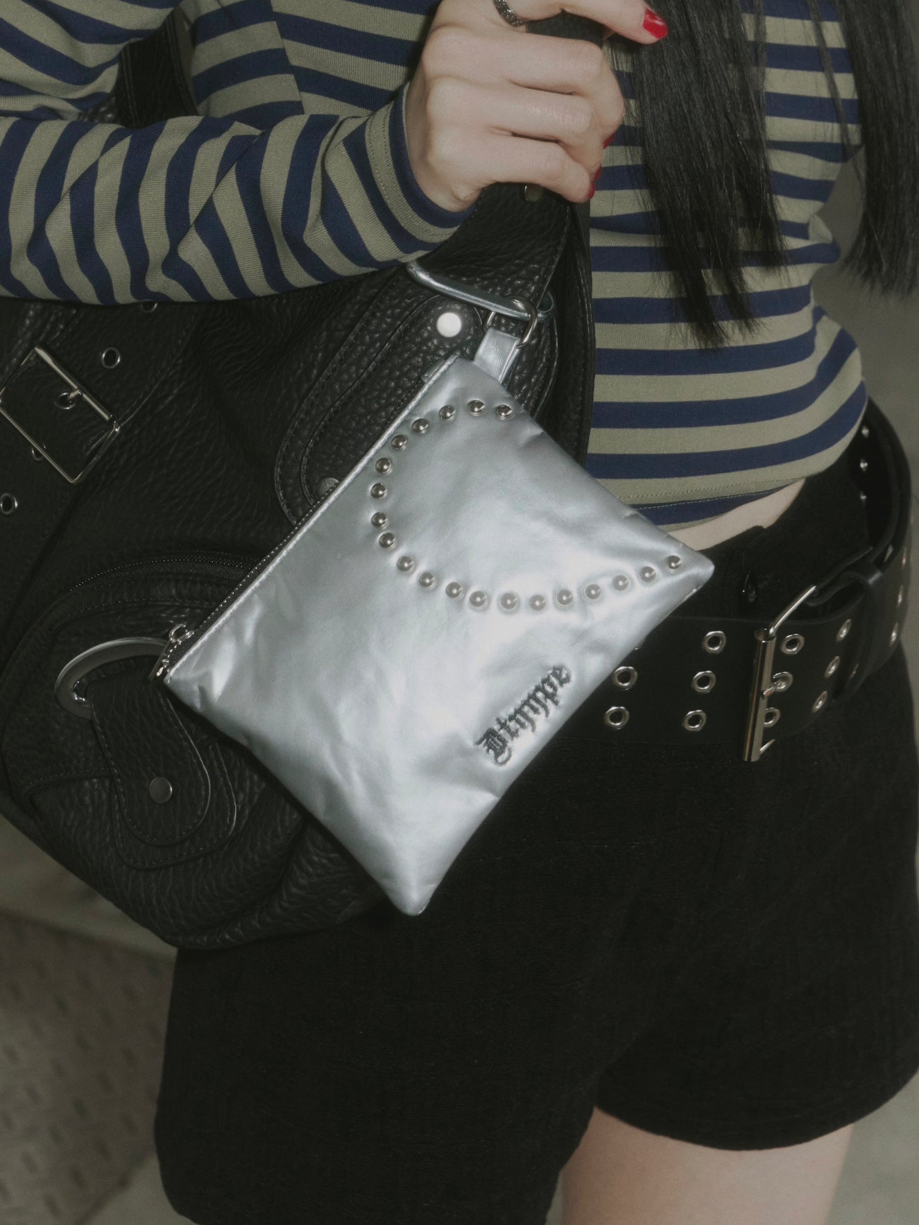 ハートスタッズメタリックフラット型ポーチ