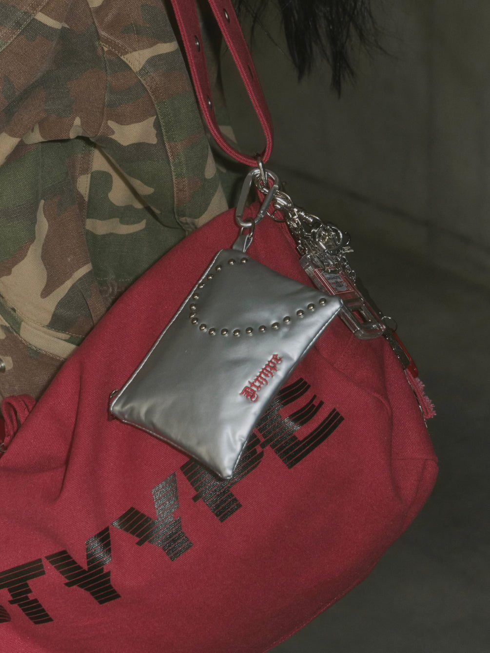 ハートスタッズメタリックフラット型ポーチ