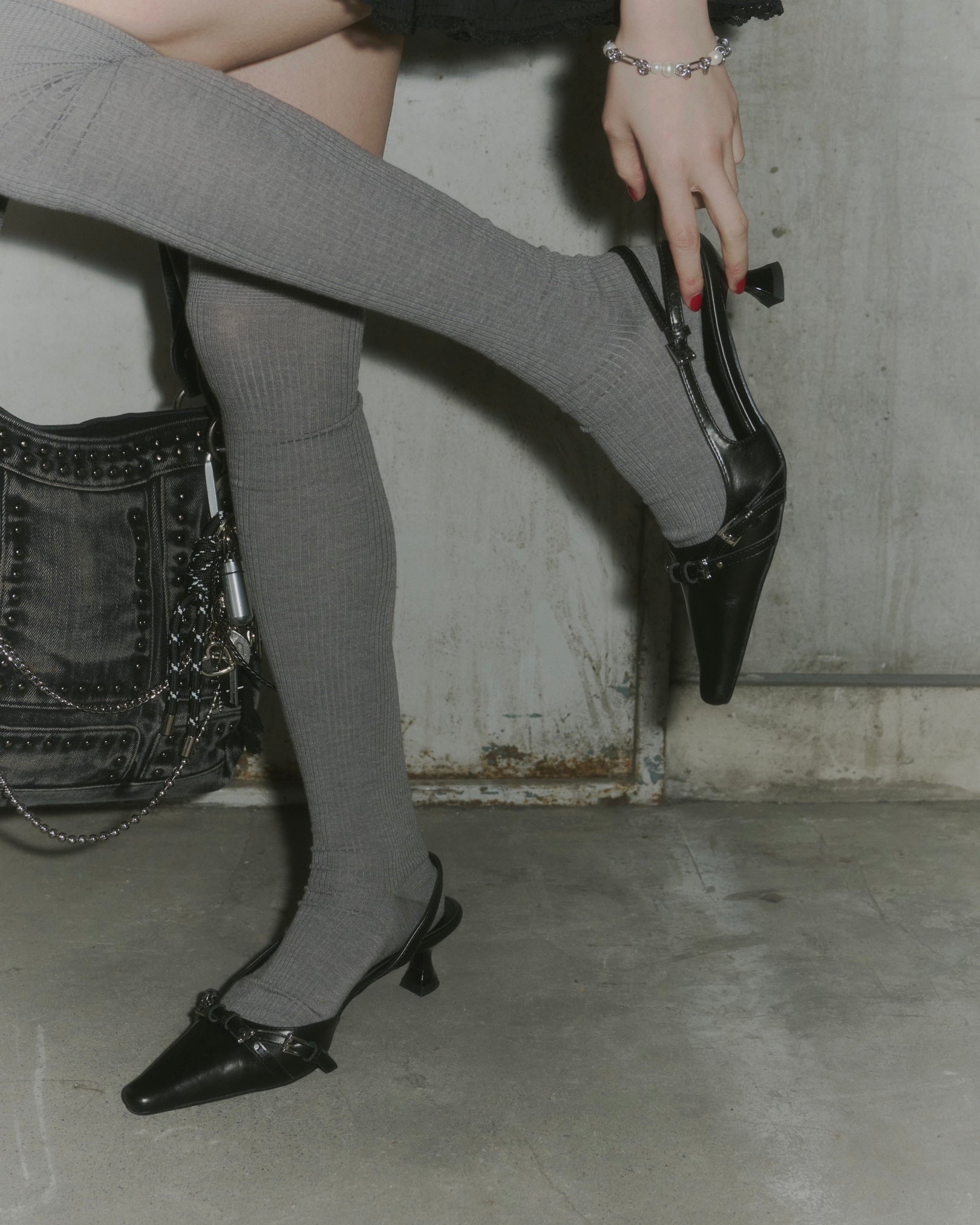 ヴィンテージ風バックルパンプス