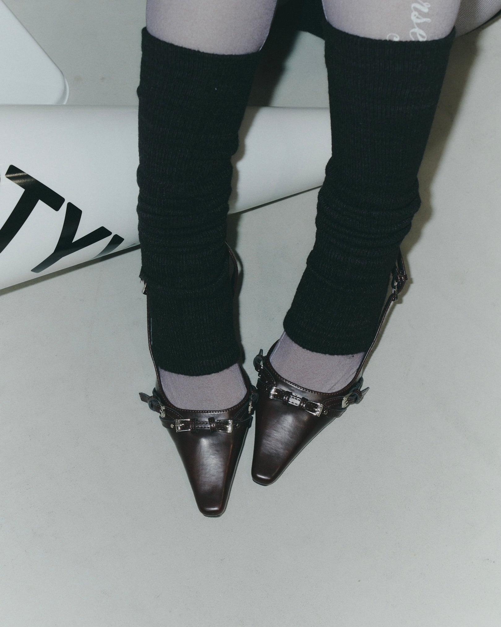 ヴィンテージ風バックルパンプス