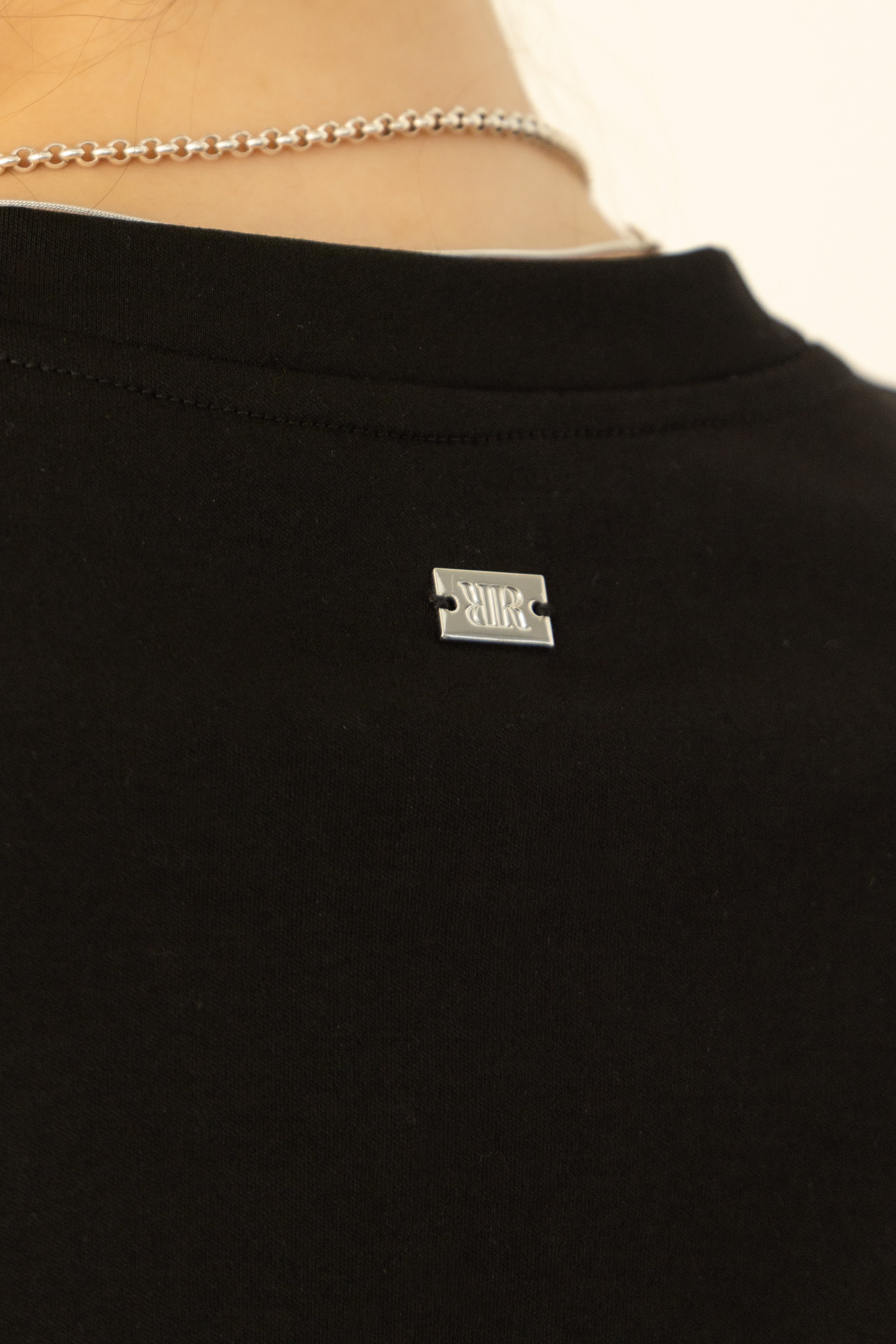 RN刺繍ロゴTシャツ
