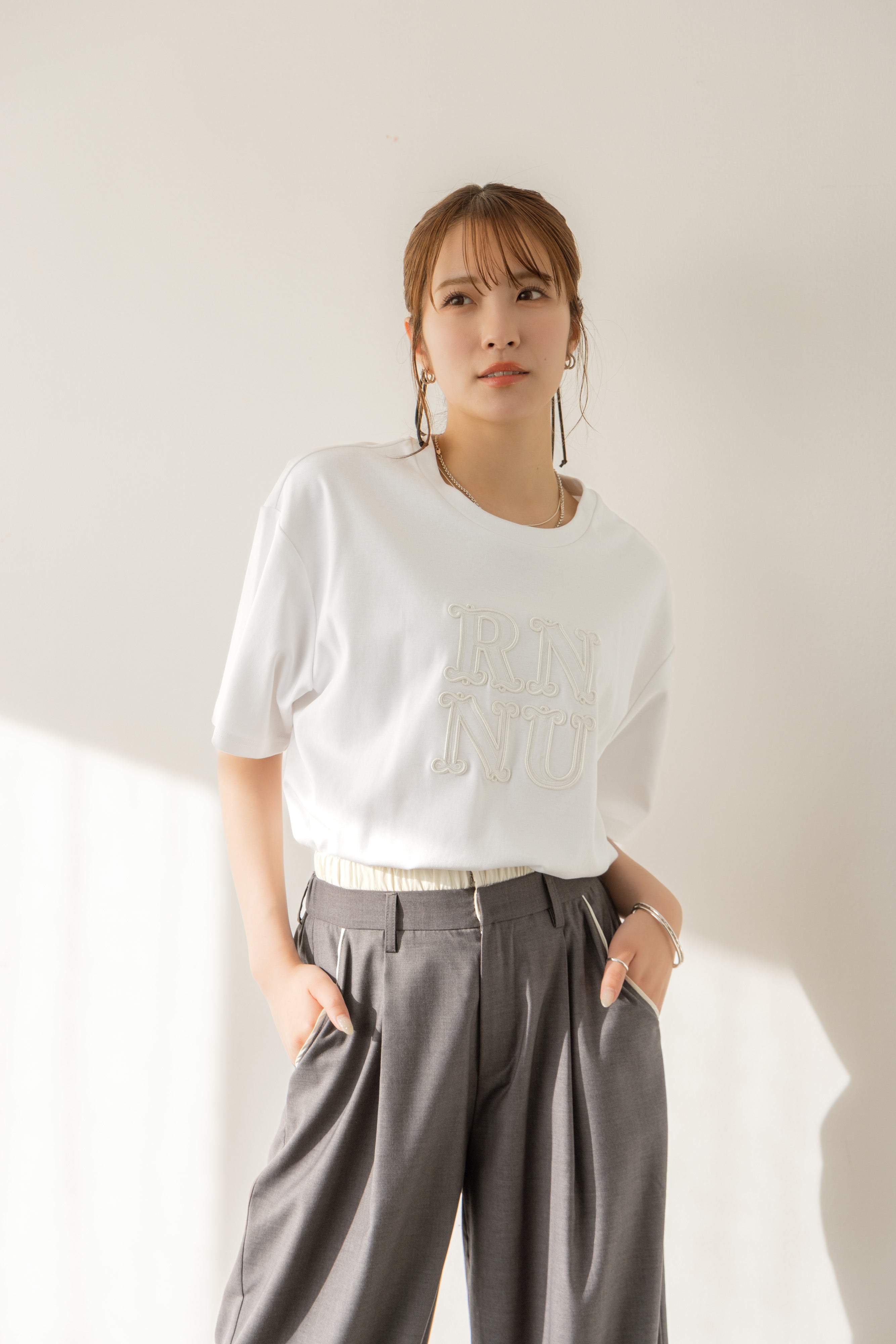 RN刺繍ロゴTシャツ