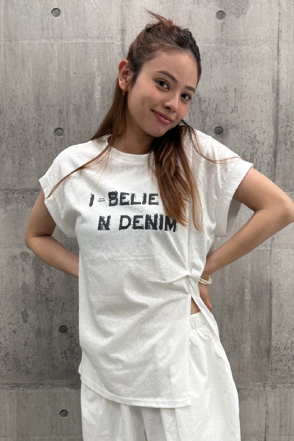 タックデザインロゴTシャツ