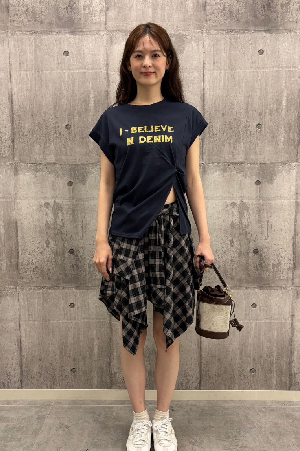 タックデザインロゴTシャツ