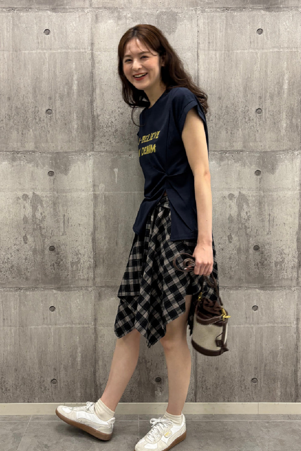タックデザインロゴTシャツ