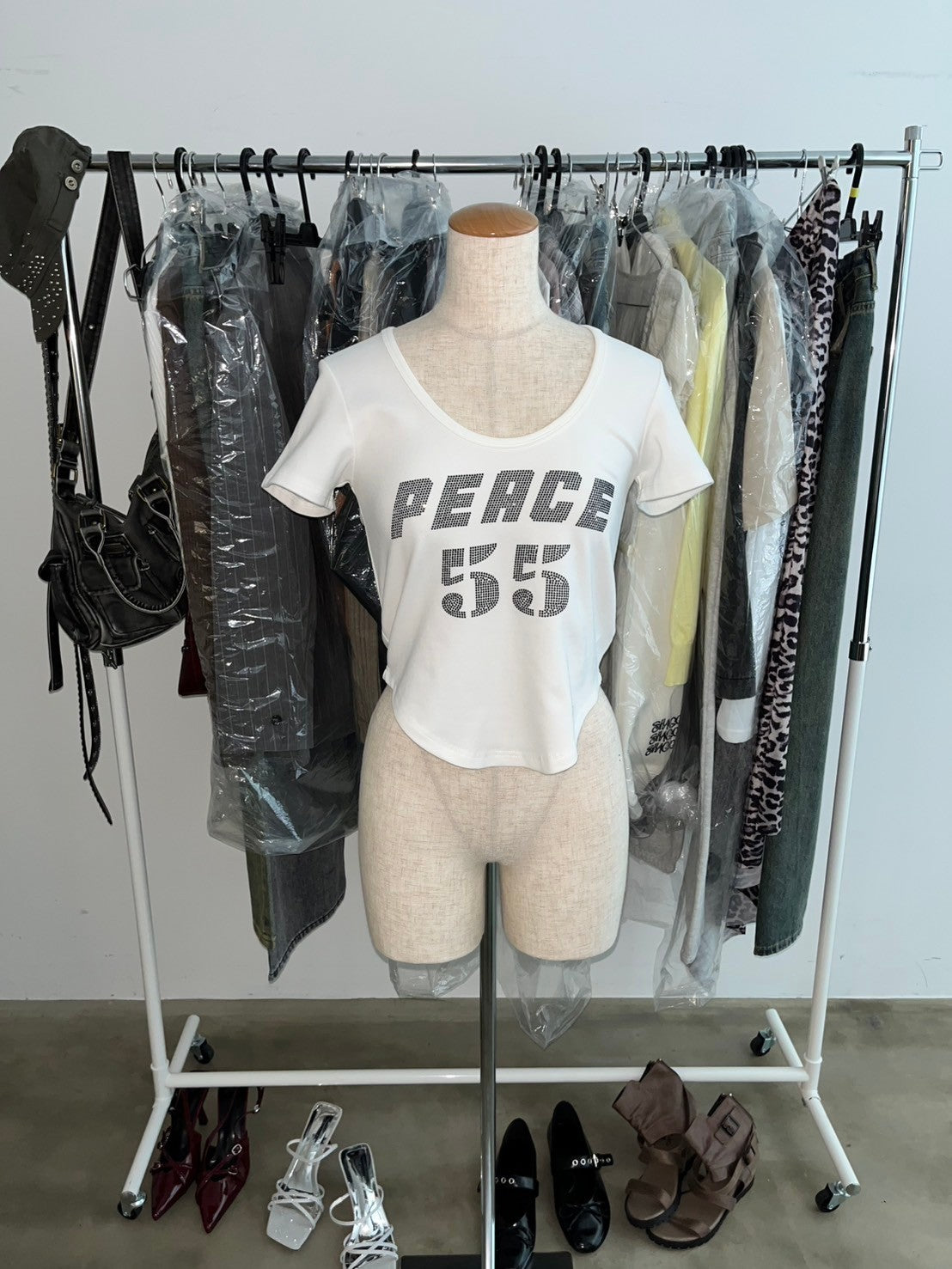 Uネックラインストーン半袖Tシャツ