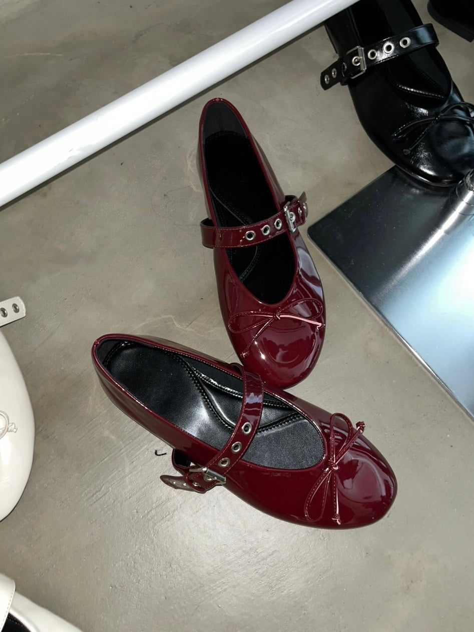 リボン付きバレエシューズ