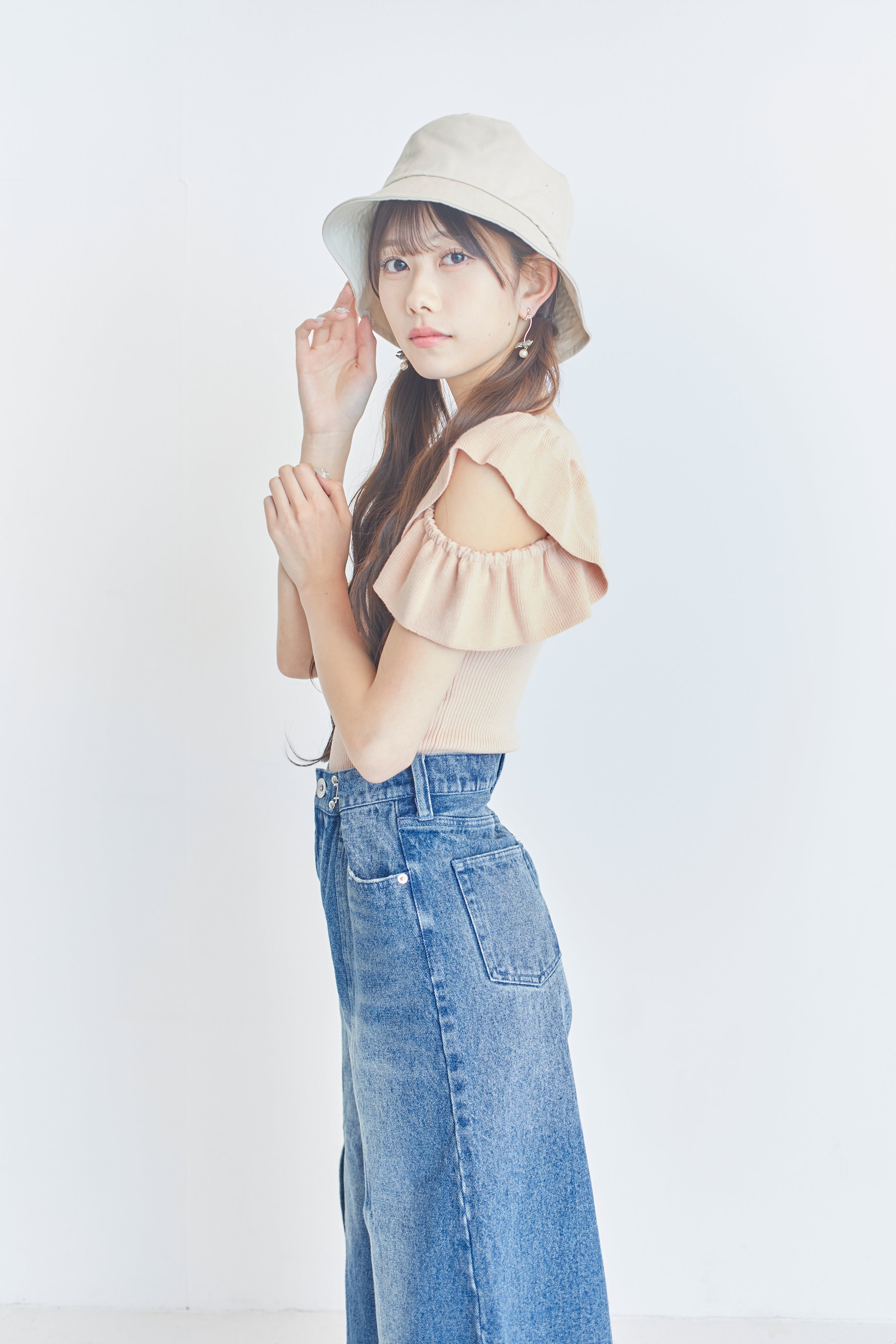 オープンショルダーフレア袖ニット