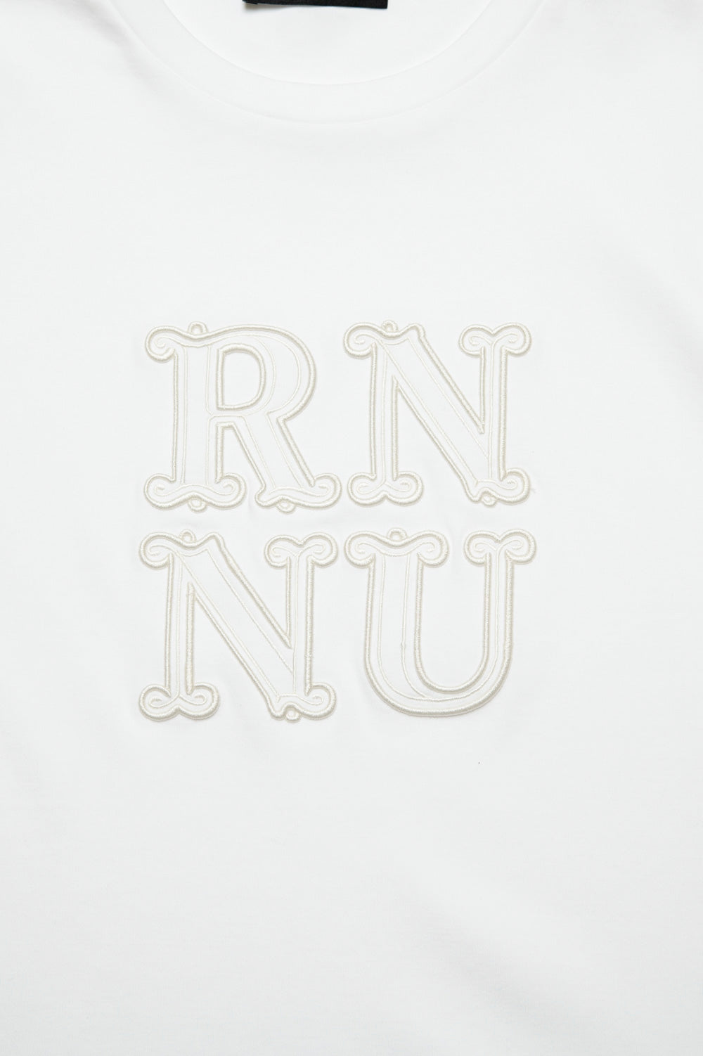 RN刺繍ロゴTシャツ