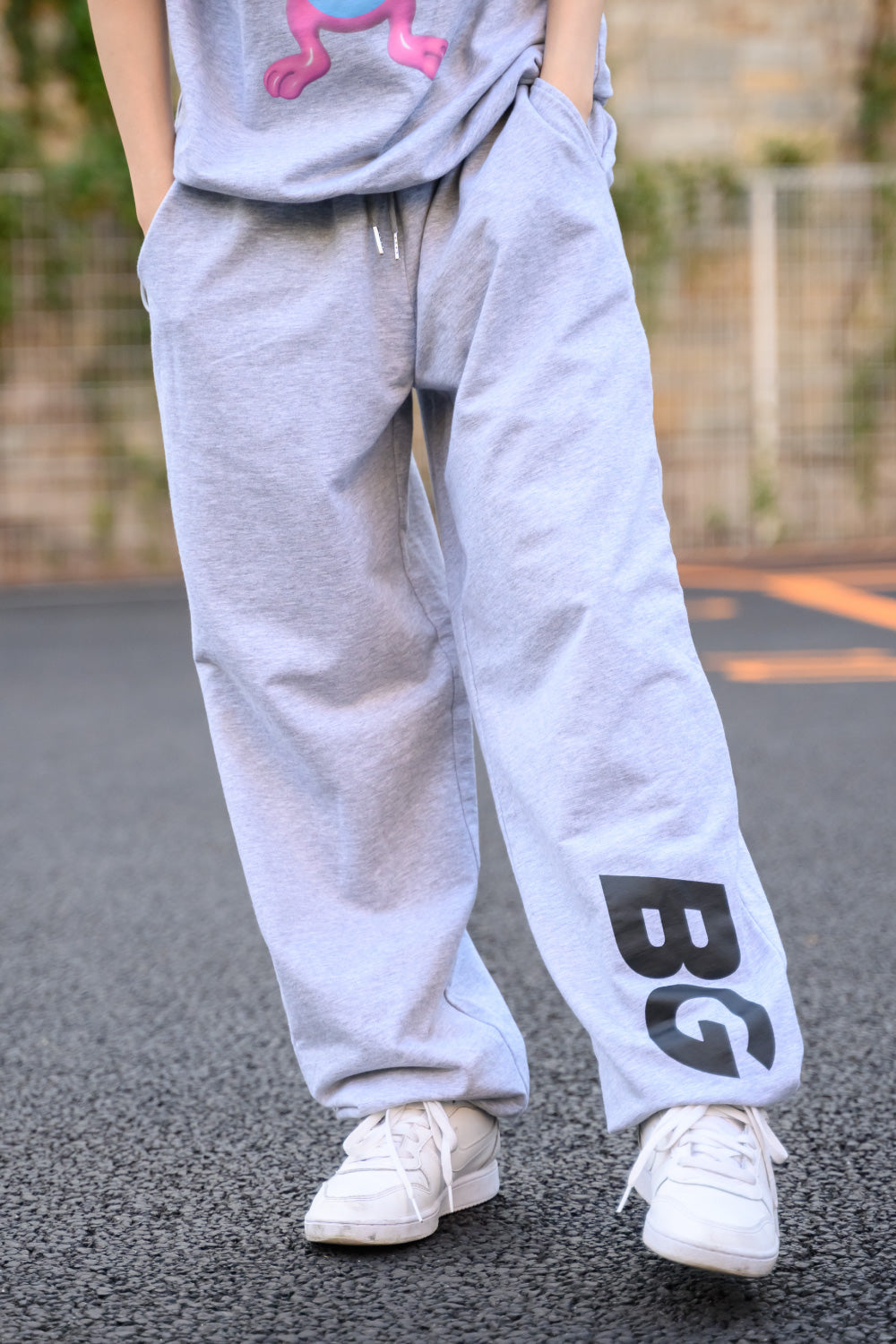 BG SWEAT PANTS – FRONT ROW by UUUM