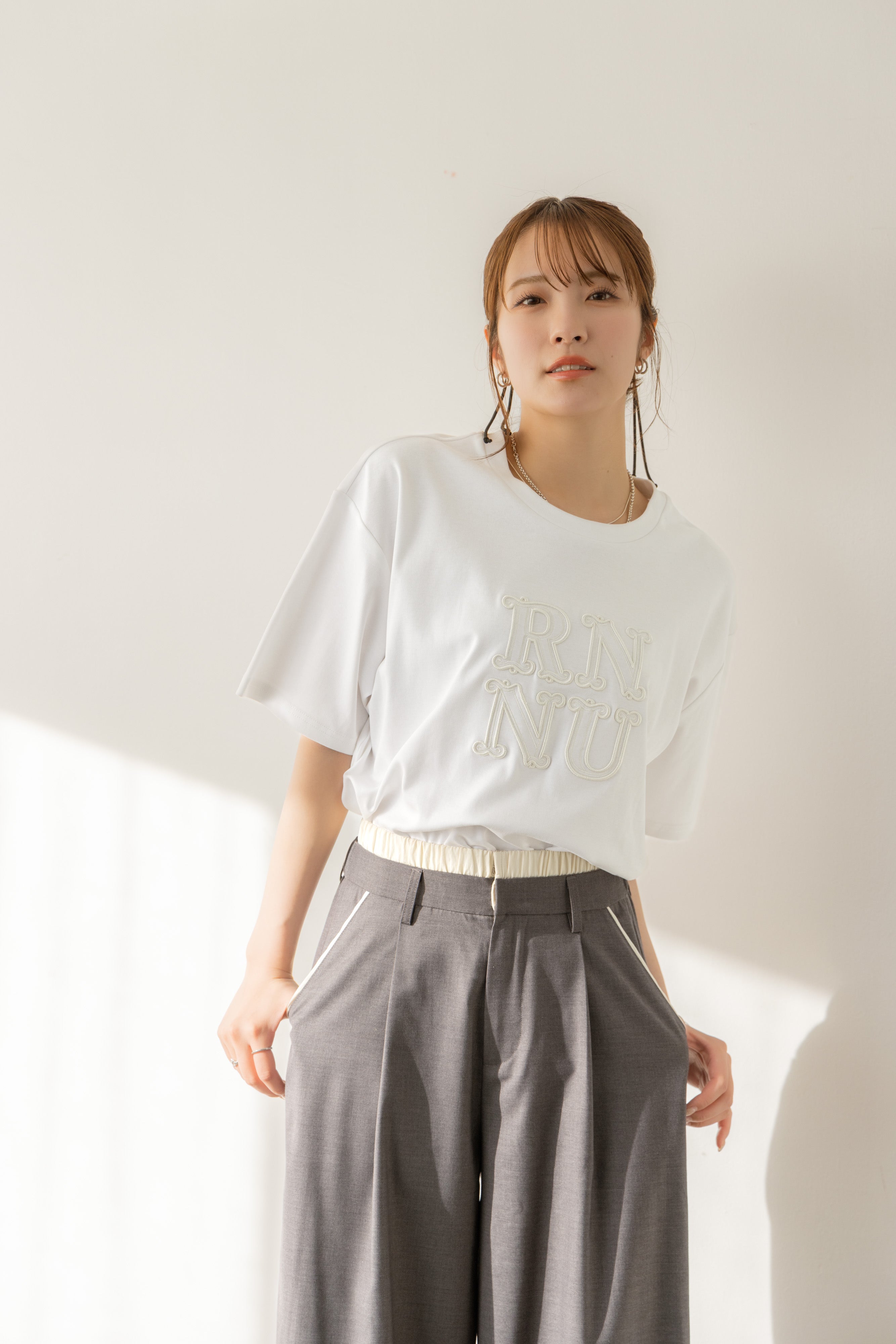 RN刺繍ロゴTシャツ