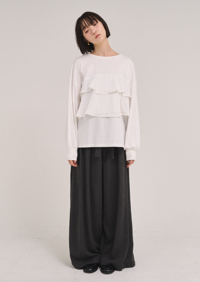 フリルコンシャスデザイントップス