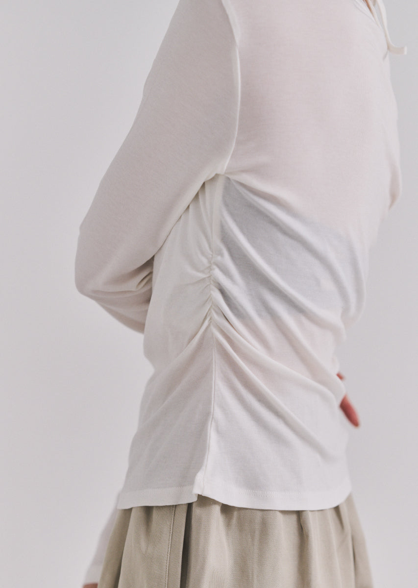 ホルターネックトップス