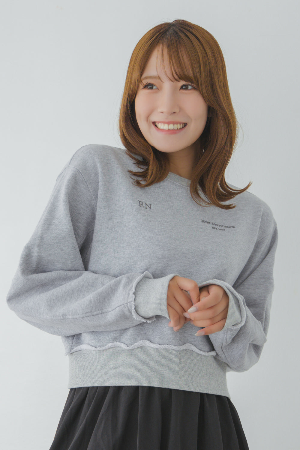 ロゴ刺繍クロップドスウェット